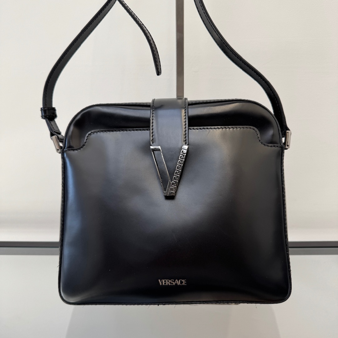 VERSACE - ヴェルサーチ V グレカ ショルダーバッグ ブラック VERSACE ロゴ レザ