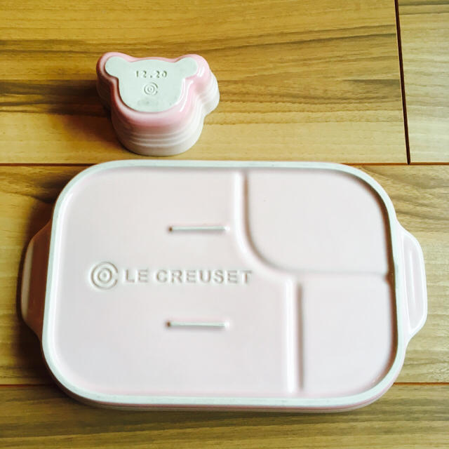 LE CREUSET(ルクルーゼ)のル・クルーゼ ベビー マルチプレート&ラムカン ピンク キッズ/ベビー/マタニティの授乳/お食事用品(離乳食器セット)の商品写真