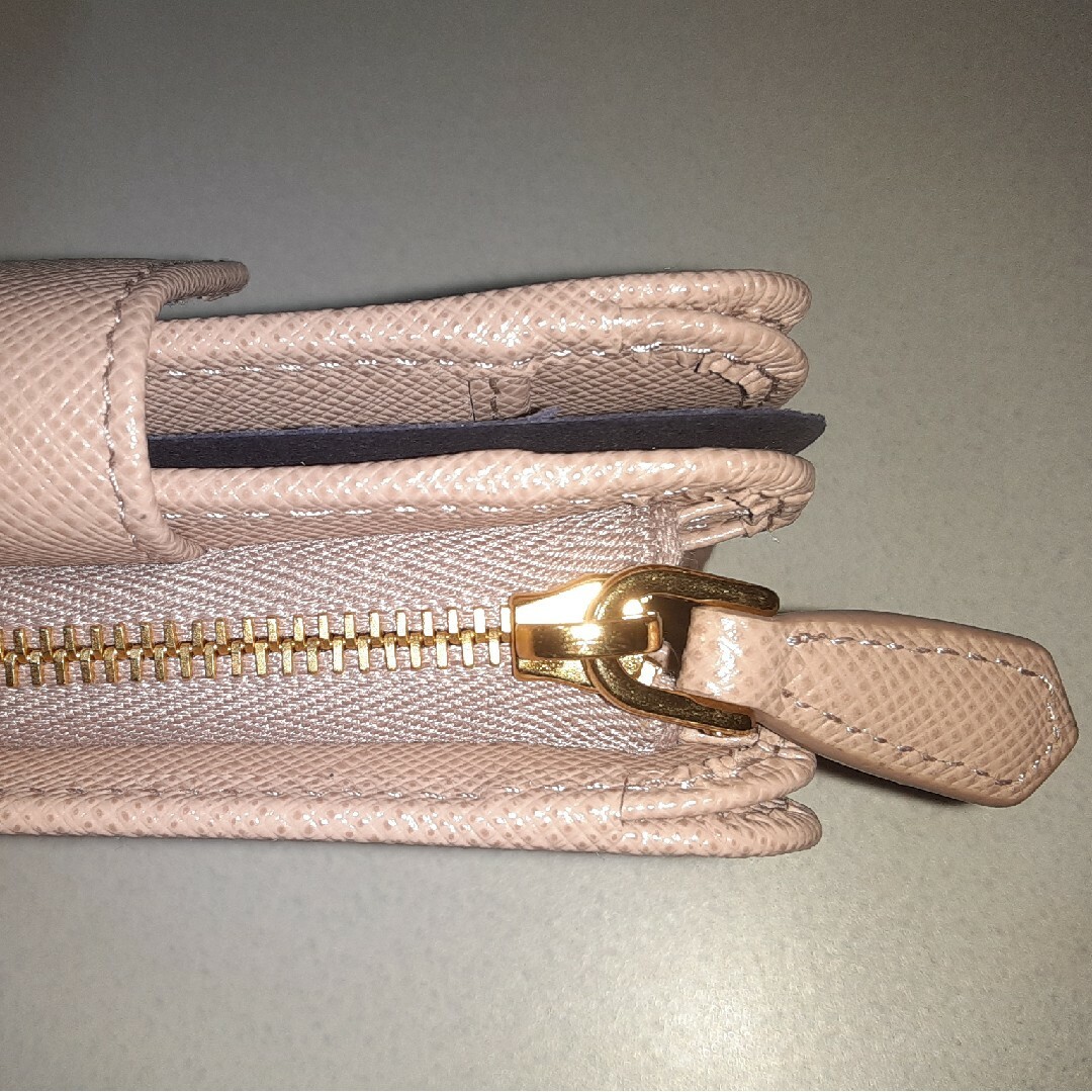 プラダ PRADA 二つ折り財布 ピンクベーシュ 新品 未使用 プラダ PRADA 二つ折り財布 ピンクベーシュ 新品 未使用