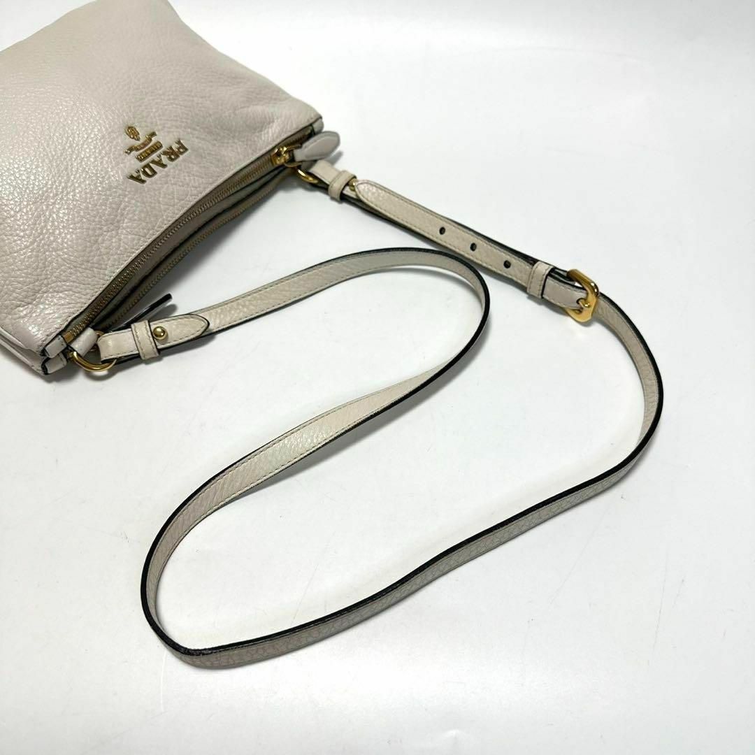 i16【極美品】プラダ　ヴィッテロ　シボ革　レザ　ロゴ金具　ショルダーバッグ. PRADA - i16【極美品】プラダ ヴィッテロ シボ革 レザ ロゴ金具