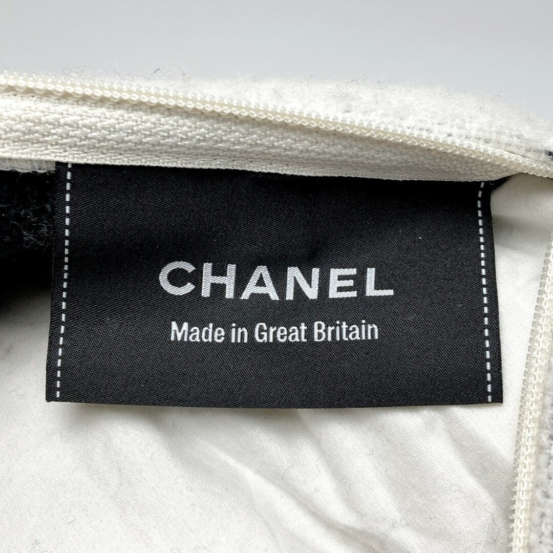 CHANEL(シャネル)の☆☆CHANEL シャネル ココマーク ダブルフェイス クッション ブラック×ホワイト ウール/カシミヤ インテリア/住まい/日用品のインテリア小物(クッション)の商品写真