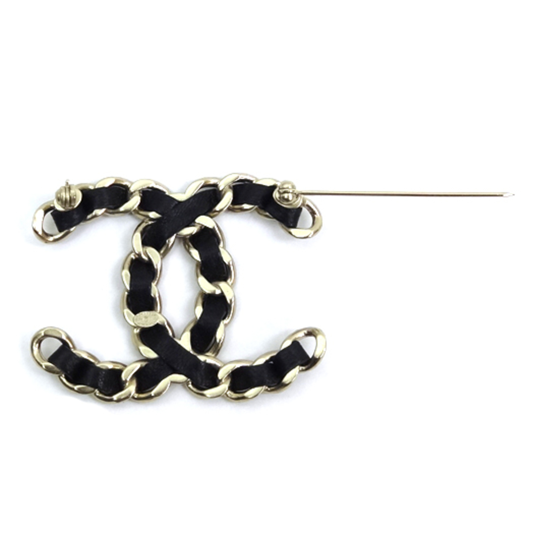 CHANEL - シャネル チェーンココマーク ブローチ メタル レザー CHANEL - シャネル チェーンココマーク ブローチ メタル レザー