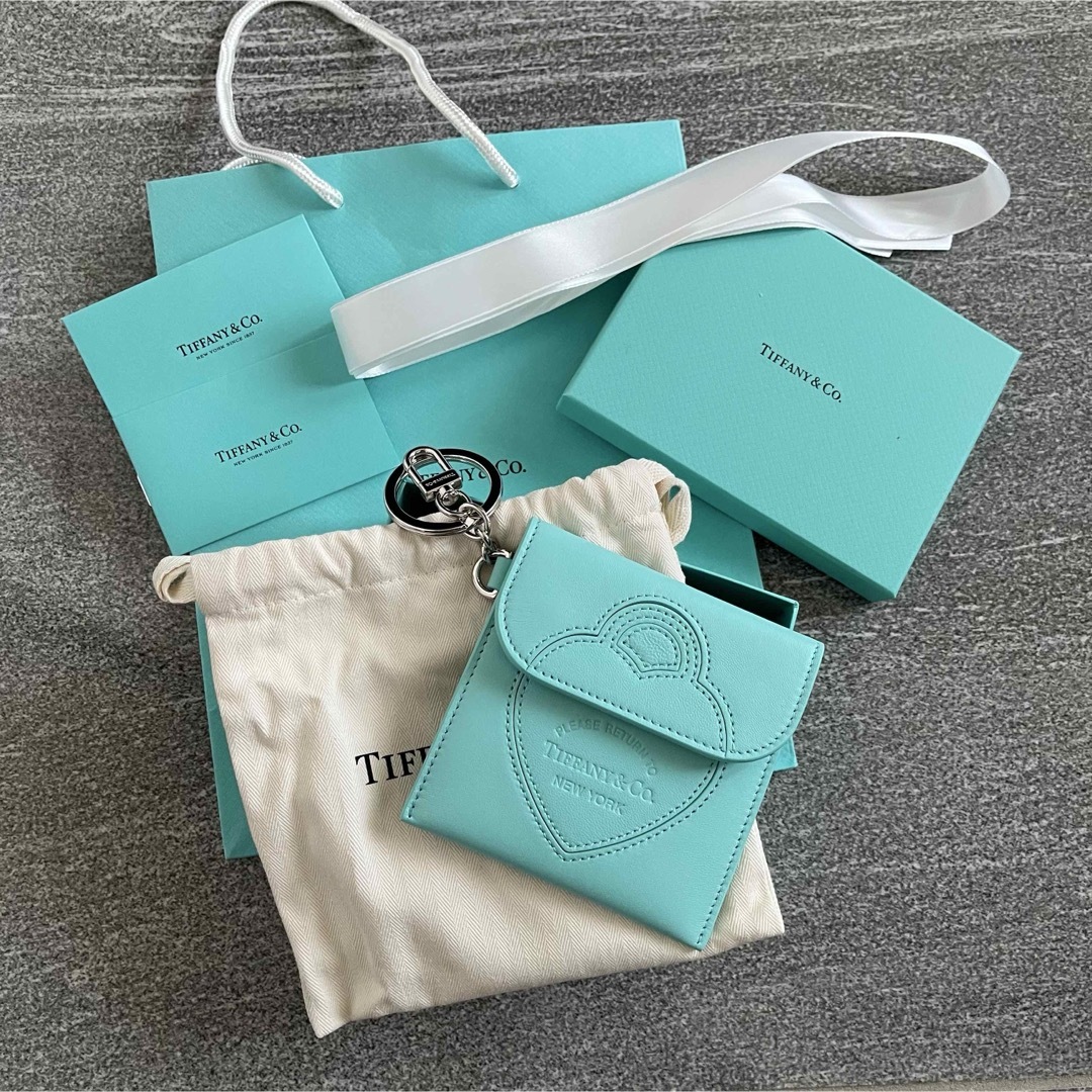 6.6万 Tiffany レザー ポーチ&チャーム ティファニーブルー 6.6万 Tiffany レザー ポーチ&チャーム ティファニーブルー