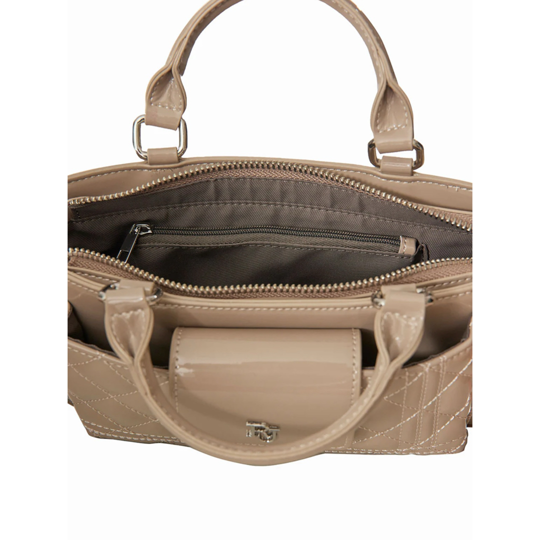 Riu Enamel quilting phone bagの通販 by r|ラクマ Riu Enamel quilting phone bagの通販 by r|ラクマ