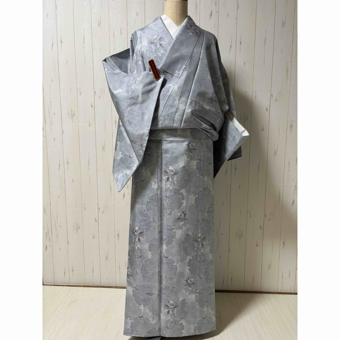 新古品 雪輪に花模様の白大島紬の着物 m4114 新古品 雪輪に花模様の白大島紬の着物 m4114