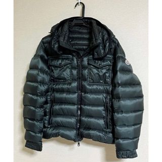 MONCLER(ダウンジャケット ・ グリーン・カーキ/緑色系)の MONCLER(ダウンジャケット ・ グリーン・カーキ/緑色系)の