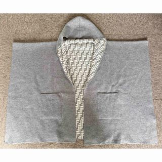 FENDI - 美品 フェンディ カシミヤ混 ニットポンチョ FF ズッカ FENDI - 美品 フェンディ カシミヤ混 ニットポンチョ FF ズッカ