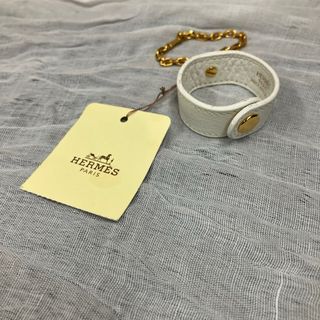 エルメス(HERMES)の【新春セール】Hermes　エルメス　グローブホルダー　ホワイト(キーホルダー)