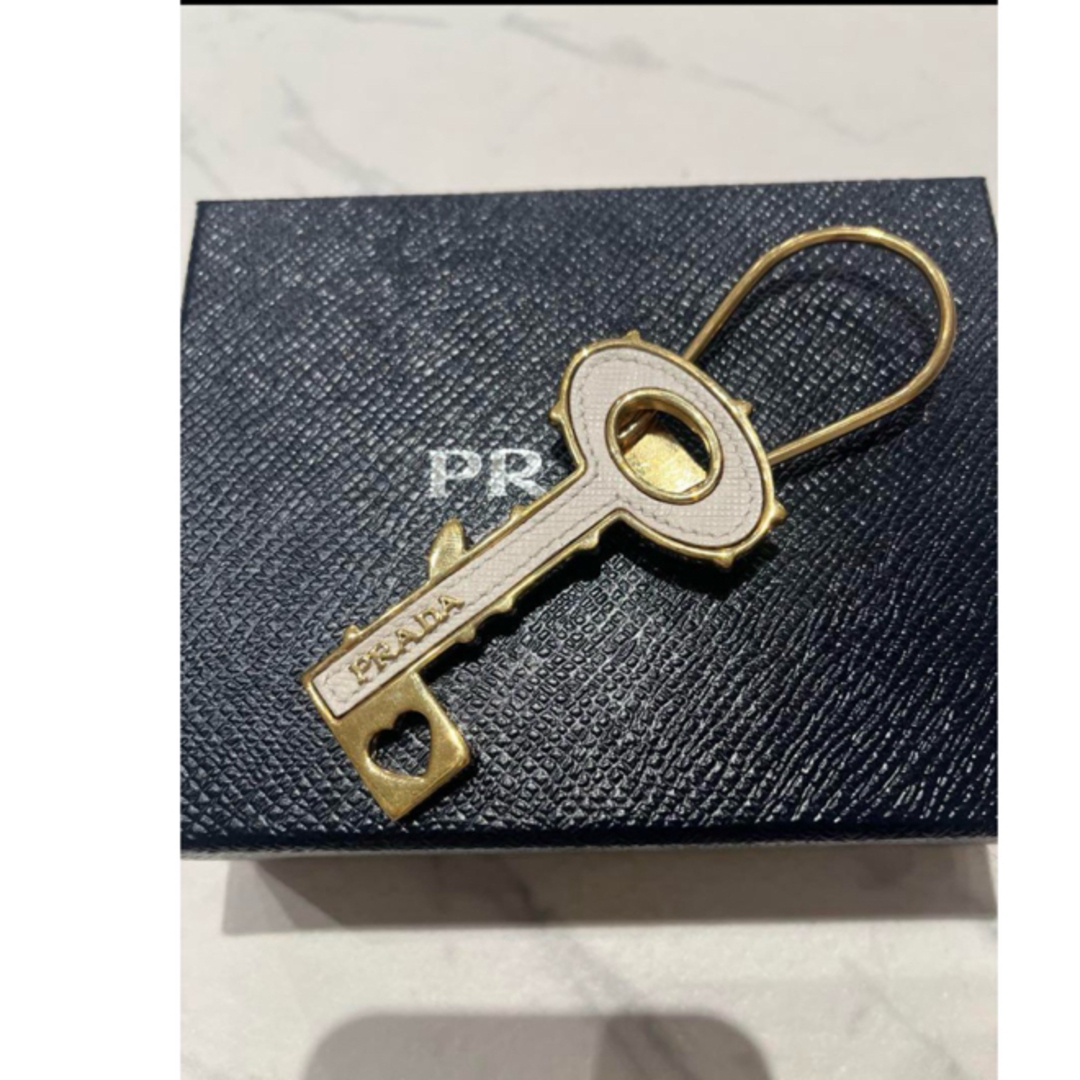モロッコインゲン】プラダ キーホルダー イニシャル チャーム - 小物 モロッコインゲン】プラダ キーホルダー イニシャル チャーム - 小物