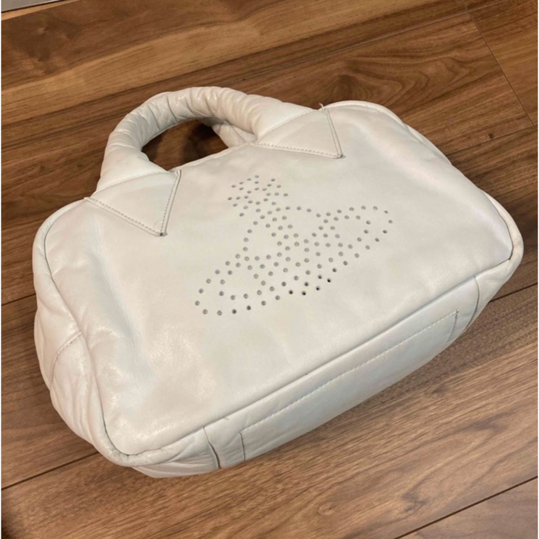 良品】vivienne westwood レザー ミニ ボストン バッグ 白 良品】vivienne westwood レザー ミニ ボストン バッグ 白