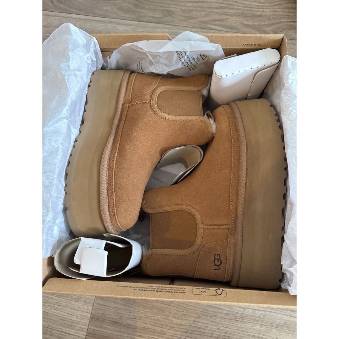 新品未使用 UGG アグ ムートンブーツ 厚底 チェスナット 新品未使用 UGG アグ ムートンブーツ 厚底 チェスナット