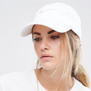 ナイキ(NIKE)の【新品】Nike（ナイキ）スウッシュキャップ　帽子 白色(キャップ)