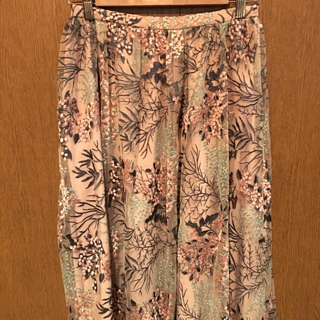 ZARA(ザラ)のZARA ザラ 花柄 刺繍スカート S レディースのスカート(ひざ丈スカート)の商品写真