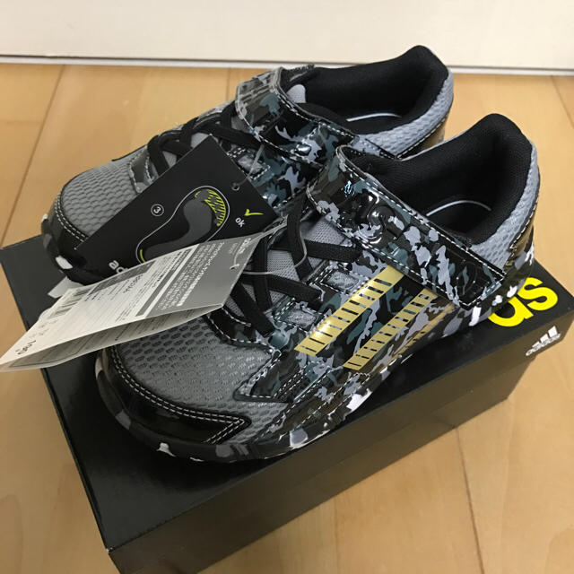 adidas(アディダス)の★新品★アディダス★ファイト★キッズ★スニーカー★19★ キッズ/ベビー/マタニティのキッズ靴/シューズ(15cm~)(スニーカー)の商品写真