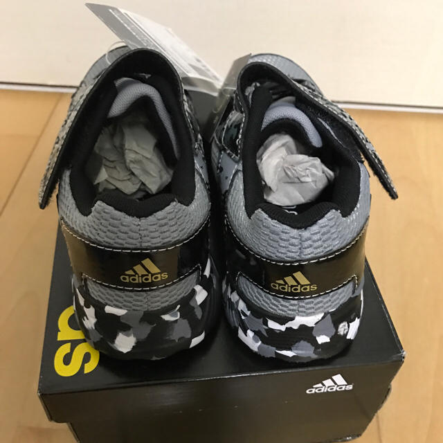 adidas(アディダス)の★新品★アディダス★ファイト★キッズ★スニーカー★19★ キッズ/ベビー/マタニティのキッズ靴/シューズ(15cm~)(スニーカー)の商品写真