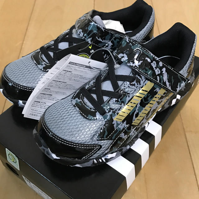 adidas(アディダス)の★新品★アディダス★ファイト★キッズ★スニーカー★20★ キッズ/ベビー/マタニティのキッズ靴/シューズ(15cm~)(スニーカー)の商品写真