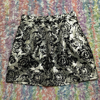 ローズバッド(ROSE BUD)のROSEBUD メタリック薔薇柄スカート(ひざ丈スカート)