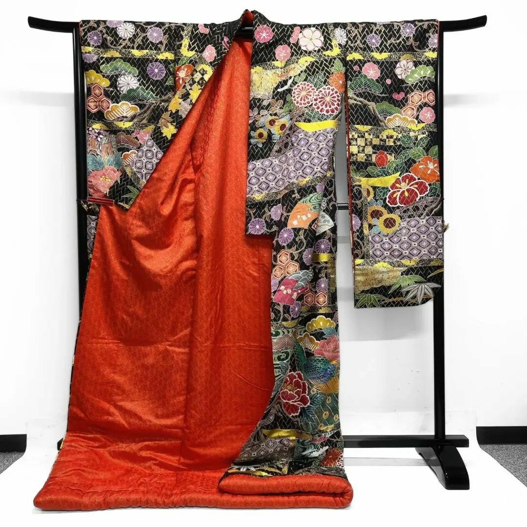 色打掛 金駒刺繍 孔雀 牡丹 御所車 松竹梅 菊 伝統和模様 着物 色打掛 金駒刺繍 孔雀 牡丹 御所車 松竹梅 菊 伝統和模様 着物