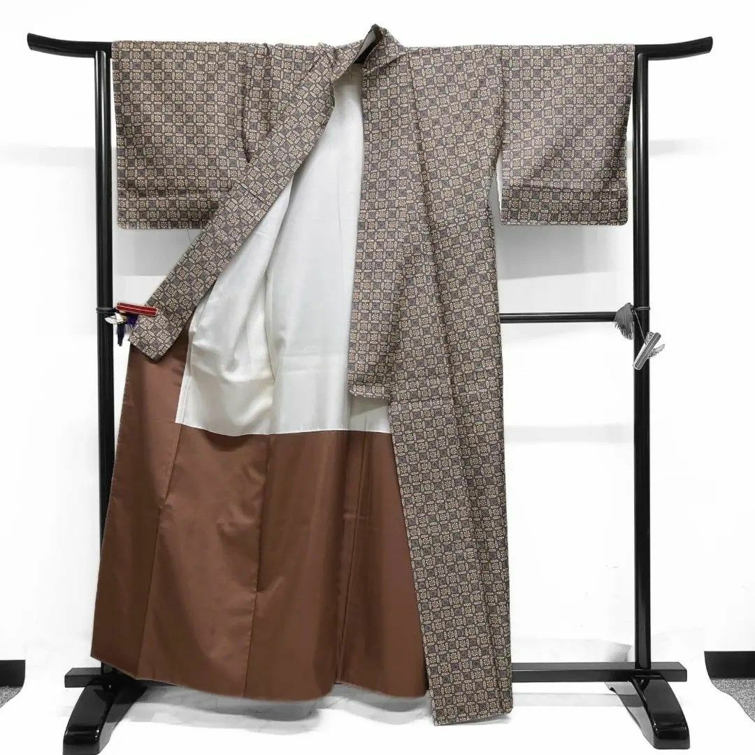 未着用　小紋　染め大島紬　変わり市松　花模様　のり散らし　着物　113a d 未着用 小紋 染め大島紬 変わり市松 花模様 のり散らし 着物 113a d