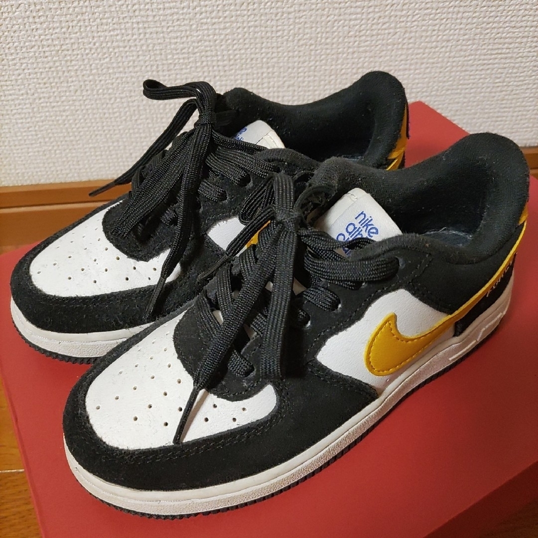 NIKE - ナイキAF1刺繍17.5cm黒キッズ白 '07黄色LV8 AIR FORCE 1 NIKE - ナイキAF1刺繍17.5cm黒キッズ白 '07黄色LV8 AIR FORCE 1