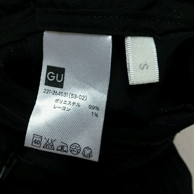 GU(ジーユー)の値下げ！ GU イージークロップドテーパードパンツ  ブラック レディースのパンツ(クロップドパンツ)の商品写真