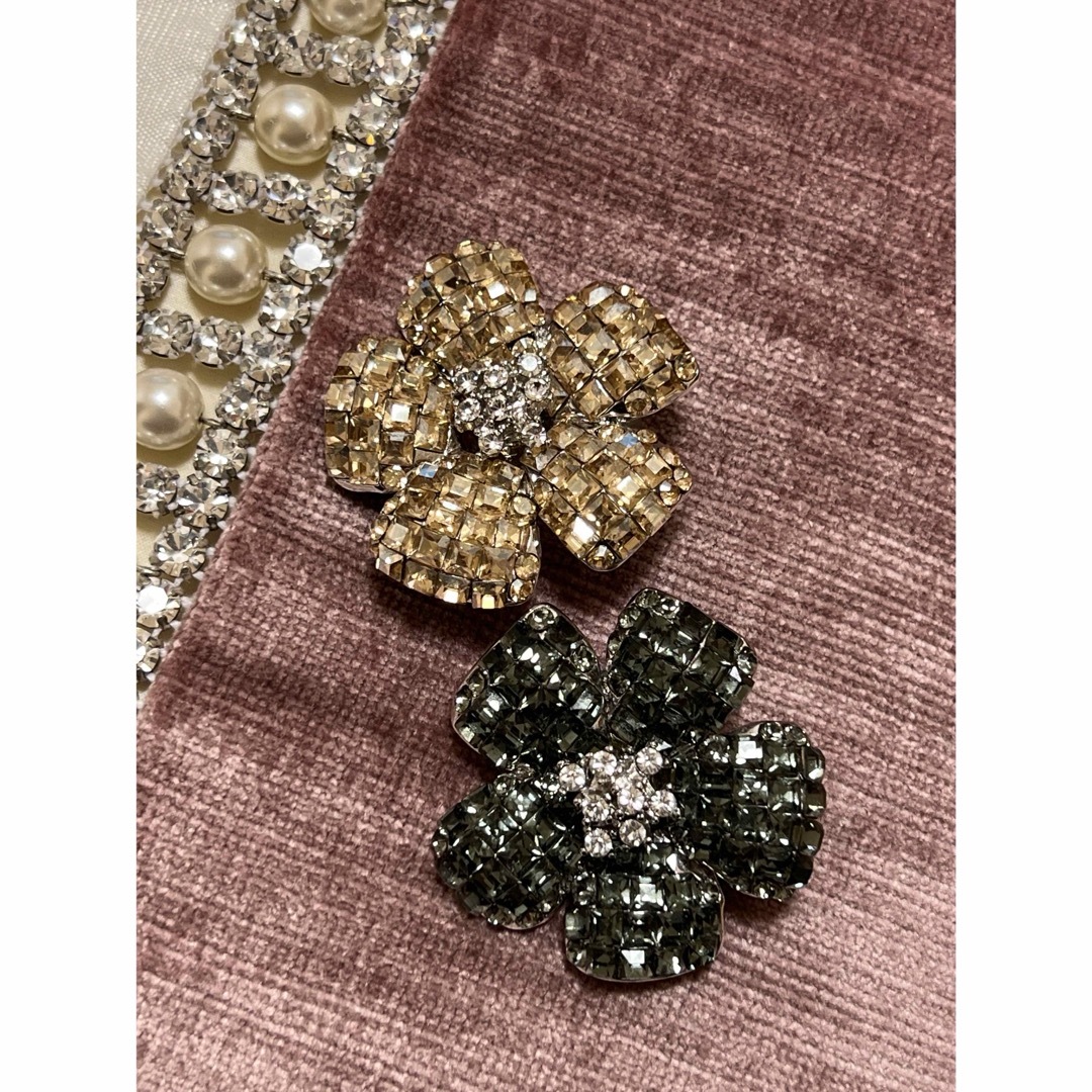 美品】FOXEYフラワーブローチ ミッドナイトブルー ブローチ 美品】FOXEYフラワーブローチ ミッドナイトブルー ブローチ
