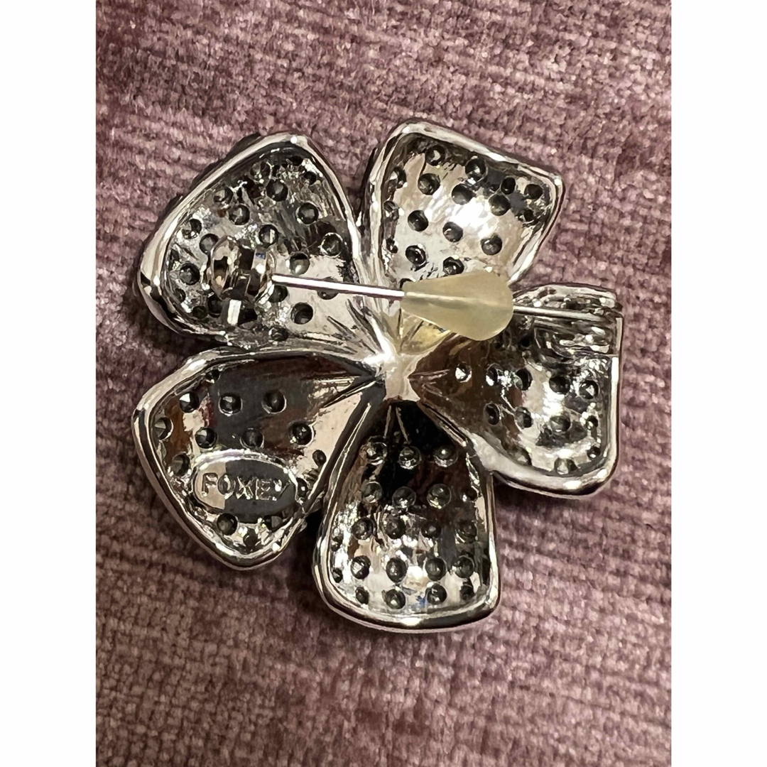 美品】FOXEYフラワーブローチ ミッドナイトブルー ブローチ 美品】FOXEYフラワーブローチ ミッドナイトブルー ブローチ