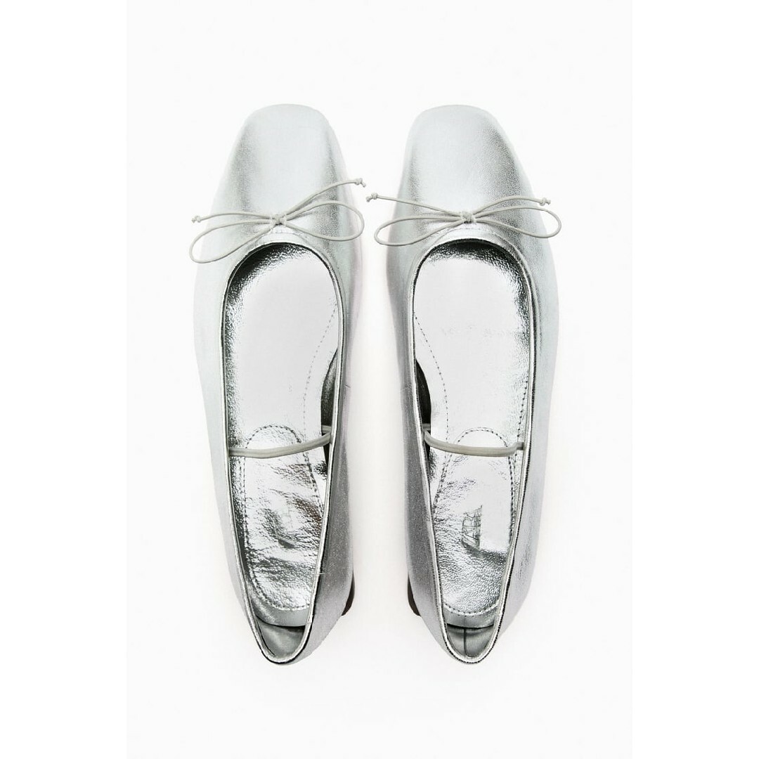 ZARA - ZARA メタリックレザーフラットシューズ リボン ZARA - ZARA メタリックレザーフラットシューズ リボン