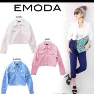 エモダ(EMODA)の美品 EMODA デニム系 白 ショートジャケット(Gジャン/デニムジャケット)