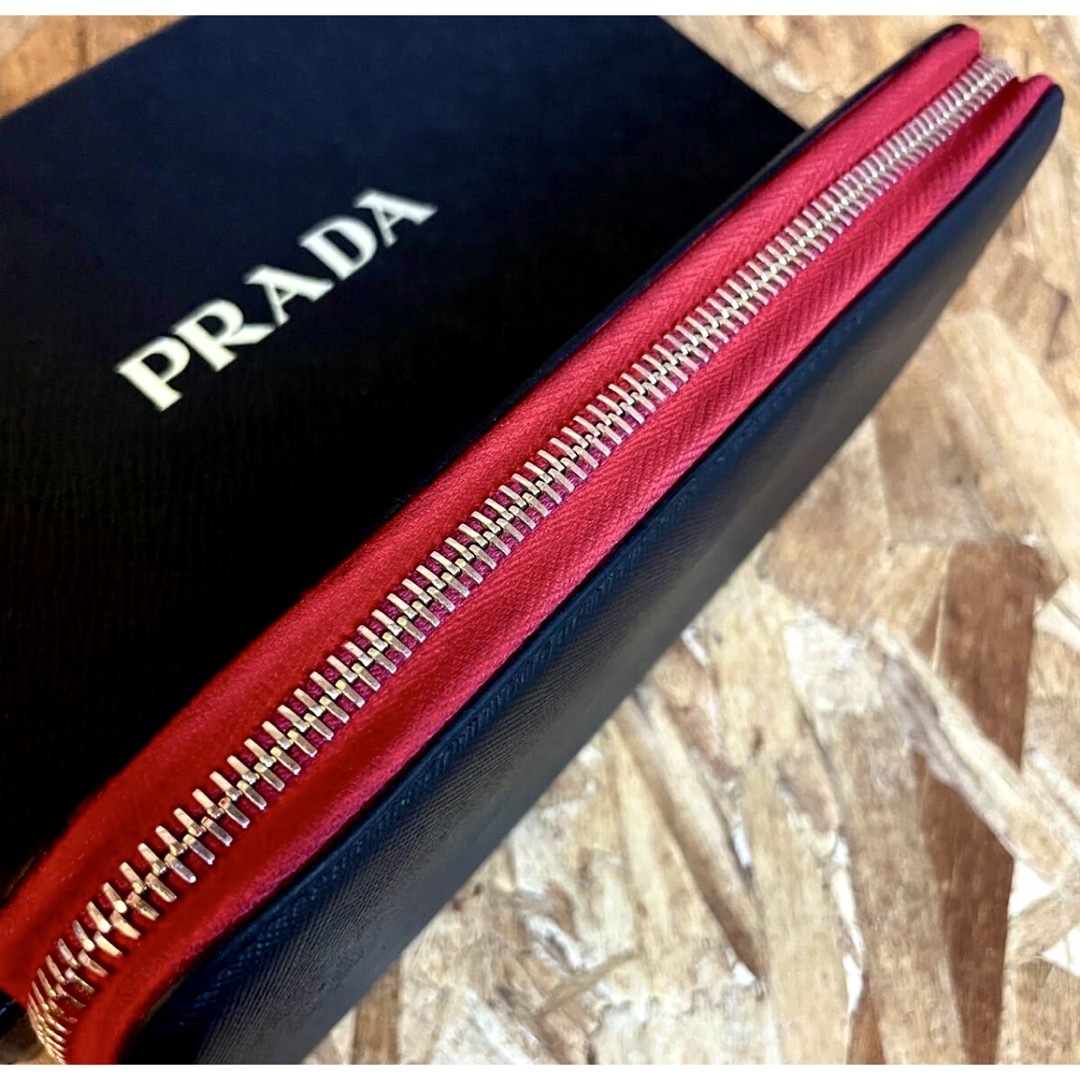 PRADA 極美品 ラウンドファスナー 長財布 男女 □レザー PRADA 極美品 ラウンドファスナー 長財布 男女 □レザー