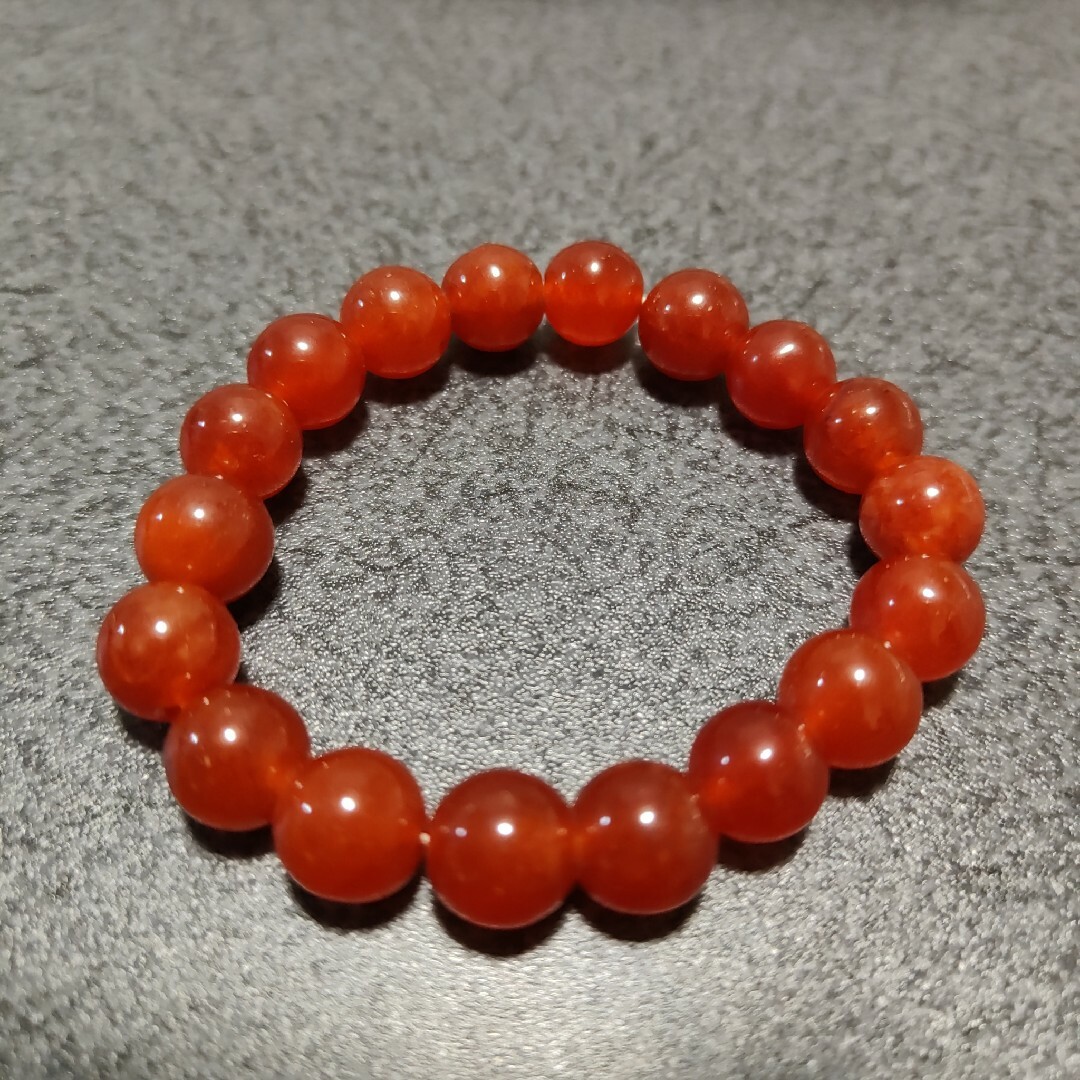 新品未使用☆ブレスレット 18玉 赤 風水 レディースのアクセサリー(ブレスレット/バングル)の商品写真
