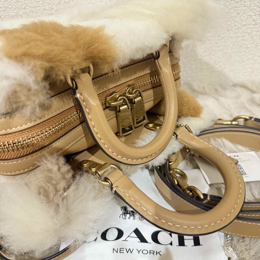 新品COACHリアルファーパッチワーク2wayローグ20ベージュバッグ 新品COACHリアルファーパッチワーク2wayローグ20ベージュバッグ