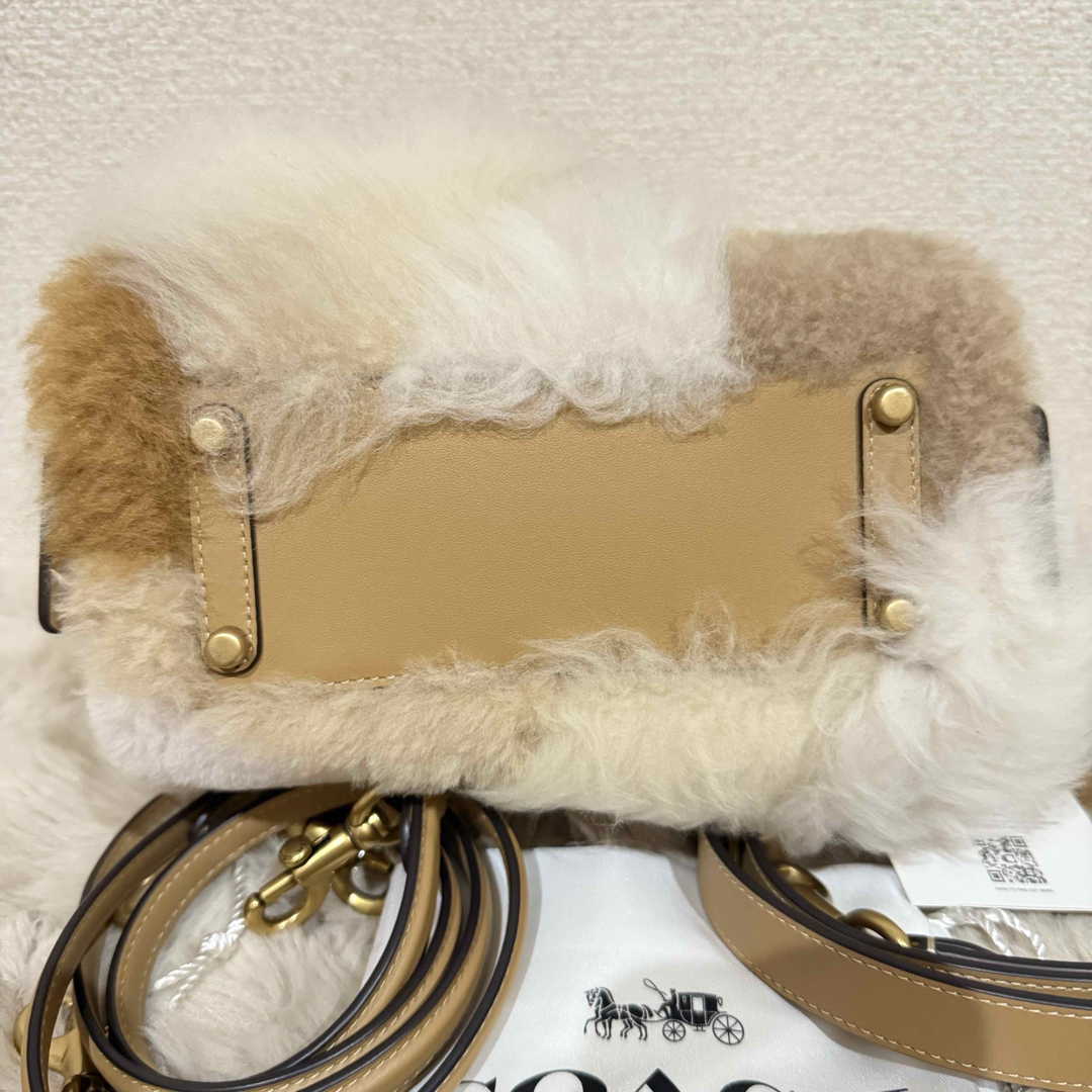 新品COACHリアルファーパッチワーク2wayローグ20ベージュバッグ 新品COACHリアルファーパッチワーク2wayローグ20ベージュバッグ