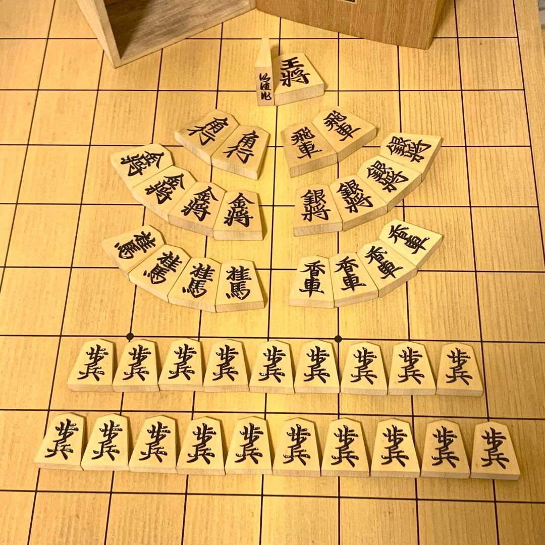 激レア将棋盤 ほぼ6面全面柾目 極厚6寸 仙佳作良彫駒 駒台桐箱 激レア将棋盤 ほぼ6面全面柾目 極厚6寸 仙佳作良彫駒 駒台桐箱