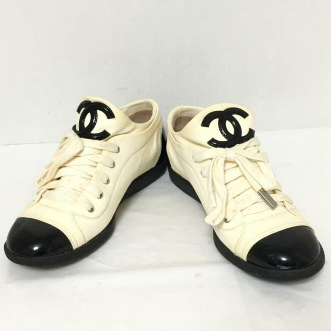 CHANEL(シャネル) スニーカー レディース - アイボリー×黒 レザー CHANEL(シャネル) スニーカー レディース - アイボリー×黒 レザー