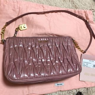 ミュウミュウ(miumiu)の【miumiu】マトラッセ 2wayショルダーバック(クラッチバッグ)