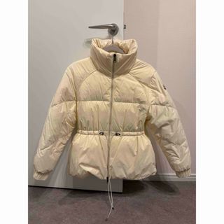 MONCLER（ダウンジャケット ・ ベージュ系）のフリマアイテム一覧