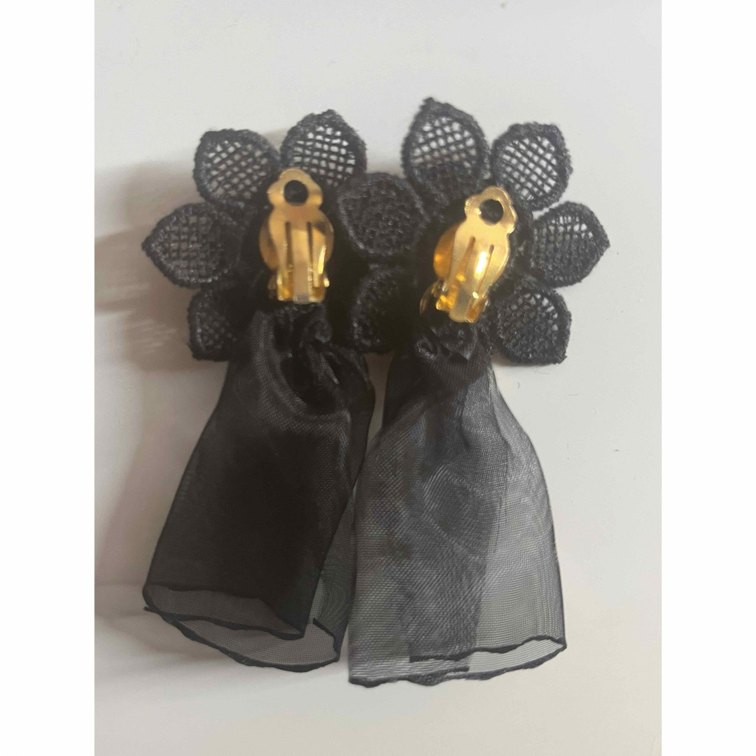 VINTAGE(ヴィンテージ)のレディース　イヤリング　花　黒　ハンドメイド　チュール　ビーズ　かわいい　上品 ハンドメイドのアクセサリー(イヤリング)の商品写真