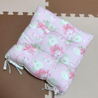 ローラアシュレイ(LAURA ASHLEY)の【mi-na様専用】新品未使用❤︎ローラアシュレイシートクッション♡  座布団(クッション)