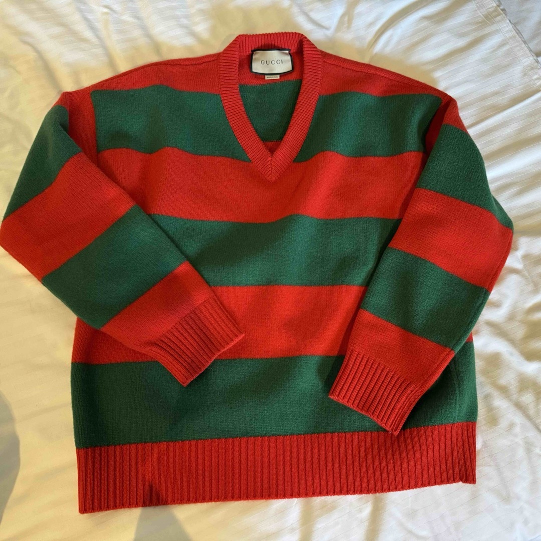 GUCCI - ⚫︎GUCCIグッチ2023a赤×緑幅広ボーダーVネックニットの GUCCI - ⚫︎GUCCIグッチ2023a赤×緑幅広ボーダーVネックニットの