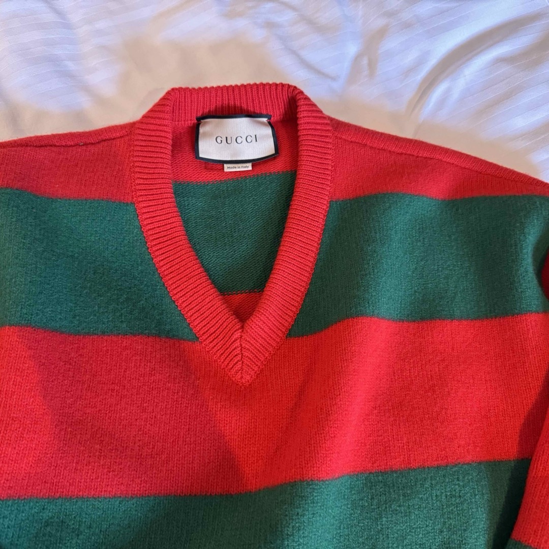 GUCCI - ⚫︎GUCCIグッチ2023a赤×緑幅広ボーダーVネックニットの GUCCI - ⚫︎GUCCIグッチ2023a赤×緑幅広ボーダーVネックニットの