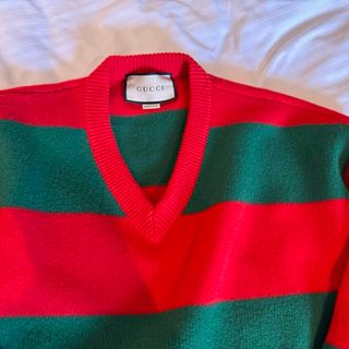 GUCCI - ⚫︎GUCCIグッチ2023a赤×緑幅広ボーダーVネックニットの GUCCI - ⚫︎GUCCIグッチ2023a赤×緑幅広ボーダーVネックニットの