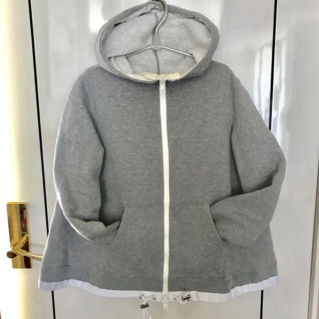 sacai luck(サカイラック)のsacai luckバックフレアパーカーグレー レディースのトップス(パーカー)の商品写真