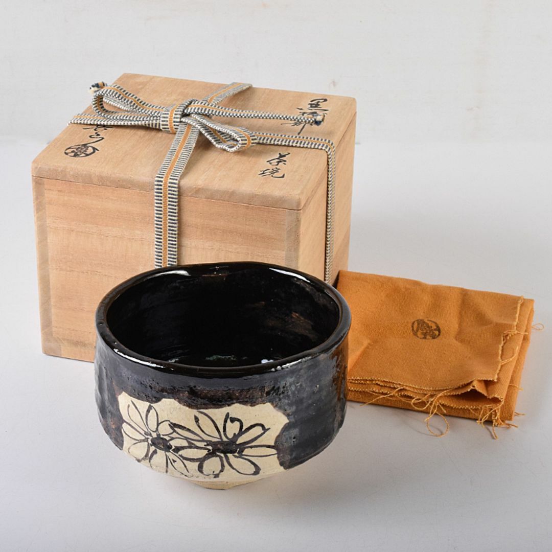 北大路魯山人作 黒織部 茶碗 共布 黒田陶々庵極め箱 M R8289の 北大路魯山人作 黒織部 茶碗 共布 黒田陶々庵極め箱 M R8289の
