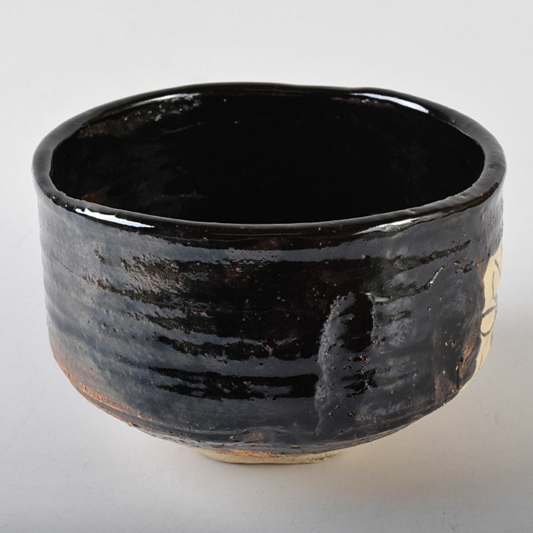 北大路魯山人作 黒織部 茶碗 共布 黒田陶々庵極め箱 M R8289の 北大路魯山人作 黒織部 茶碗 共布 黒田陶々庵極め箱 M R8289の