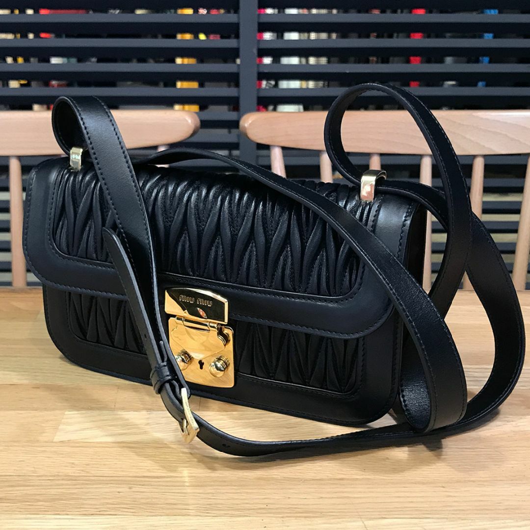 MIU MIU - 超美品 ミュウミュウ マテラッセ 斜め掛けショルダーバッグ 黒 5BD229
