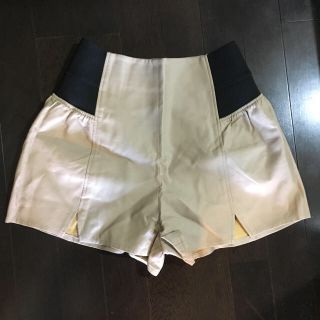 スナイデル(SNIDEL)の☆美品☆ snidel レザー ショートパンツ ベージュ！(ショートパンツ)