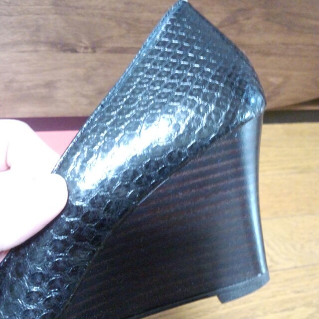 パイソン柄黒ウエッジソール22.5 レディースの靴/シューズ(ハイヒール/パンプス)の商品写真