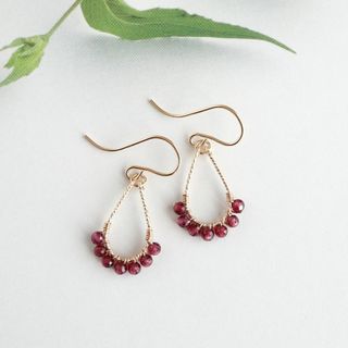 ✿SALE✿14kgf ガーネット 雫 スパークルフープ ピアス *イヤリング可(ピアス)