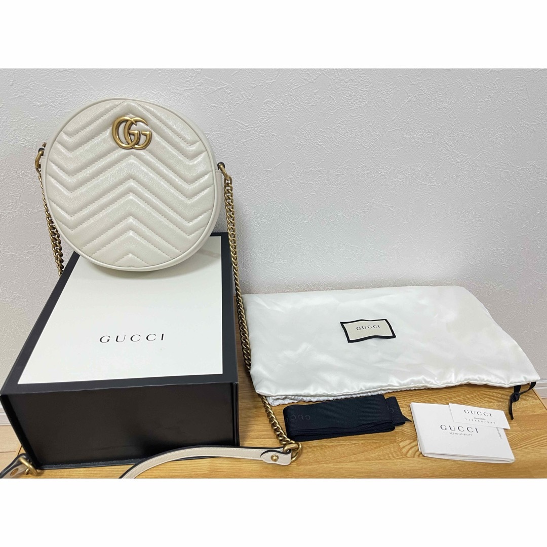 GUCCI グッチ GGマーモント ホワイト ラウンドミニショルダーバッグ GUCCI グッチ GGマーモント ホワイト ラウンドミニショルダーバッグ